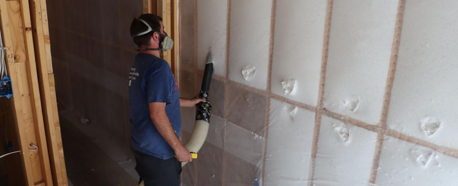 <p>Guy Pumping Insulation</p>
